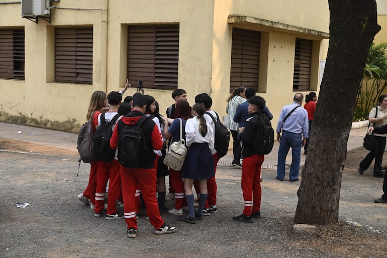 Un grupo de estudiantes aguardaba en la entrada del emblemático Colegio Nacional de la Capital (CNC), mientras el centro educativo estaba en toma, esta mañana.