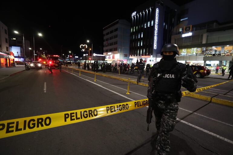 Policías fuera de la Clínica de la Mujer, en Quito, a donde fue llevado el candidato presidencial Fernando Villavicencio.