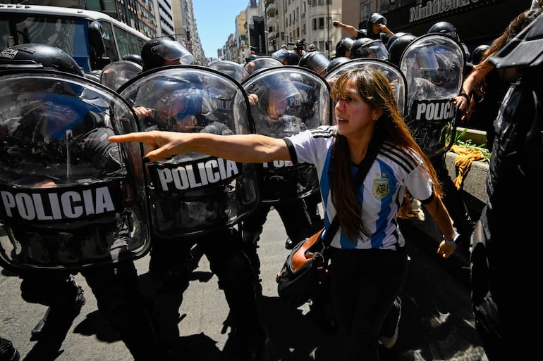 Represión policial contra manifestaciones que denuncian arbitrariedades por parte del gobierno de Javier Milei en Argentina.