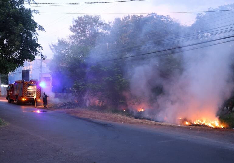 Los funcionarios municipales convocan a bomberos para apagar el fuego.