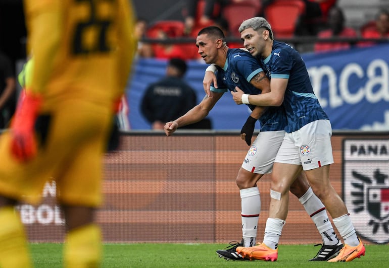 Gustavo Velázquez y Julio Enciso celebran el gol de Paraguay