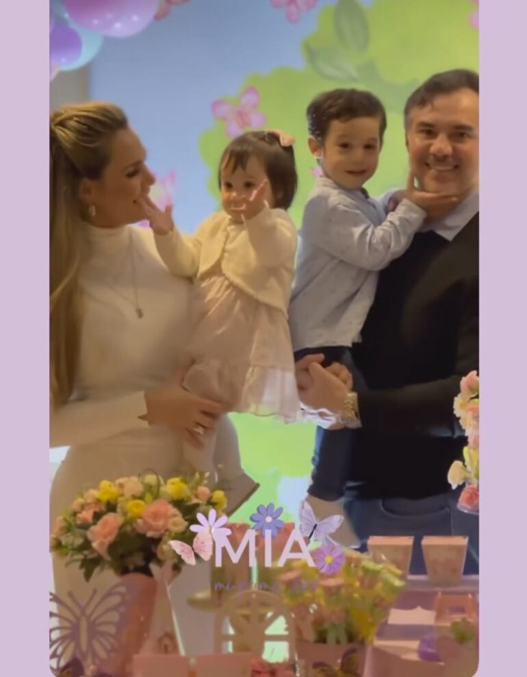 Mía con su hermanito Maxi y sus papis. (Captura de la historia de Instagram de Tania Domaniczky)