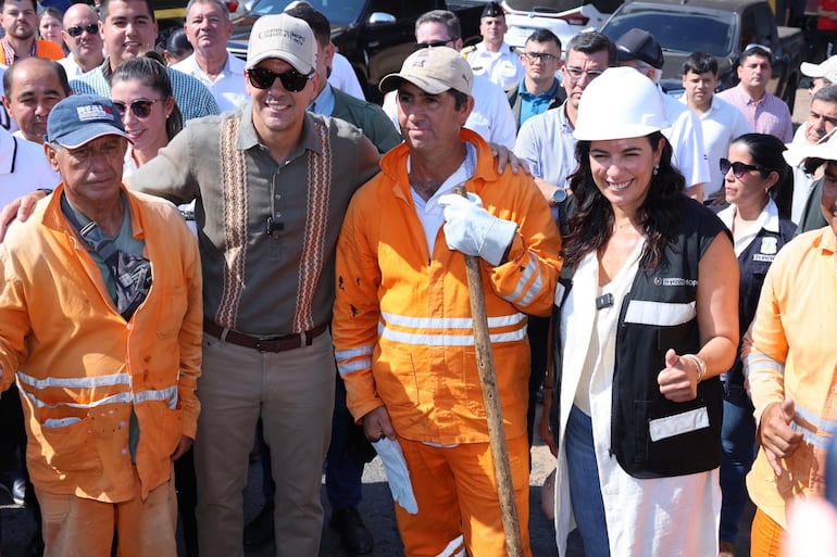 El presidente de la República, Santiago Peña, y la ministra del MOPC, Claudia Centurión, con obreros de la firma contratista. 