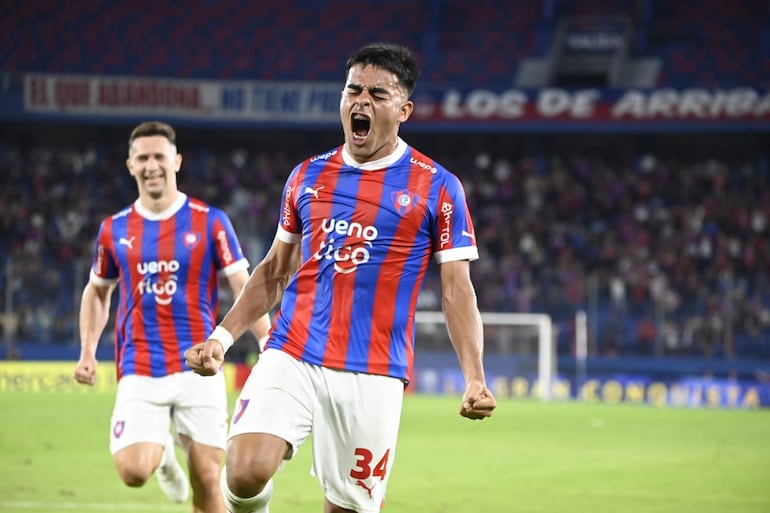 Miguel Benítez celebra tras marcar su gol.