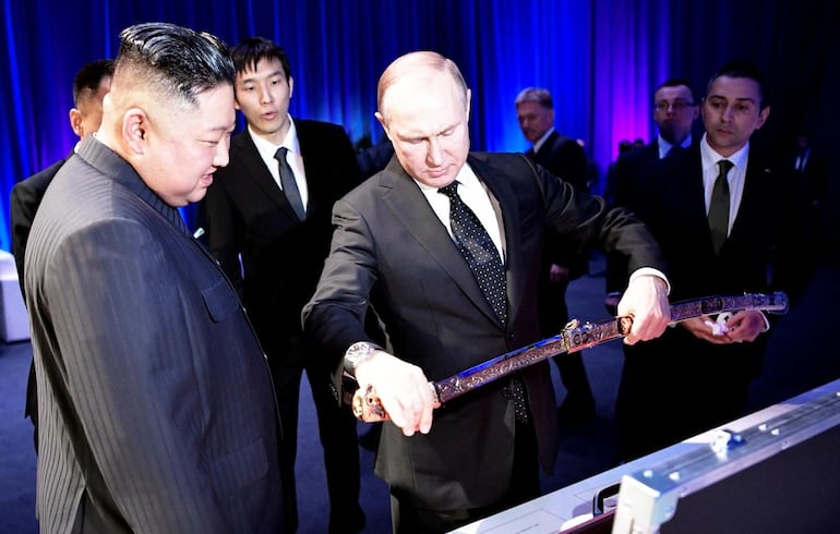 El presidente de Rusia, Vladimir Putin (d) junto al mandatario norcoreano, Kim Jong-Un (i) durante su última reunión. (archivo)