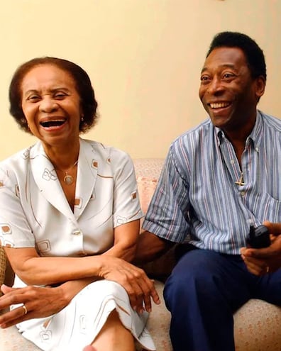 Pelé compartiendo con su mamá, en una foto de archivo.