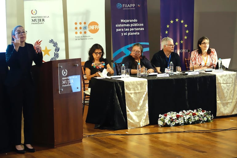 Mujeres indígenas, Óscar Ayala, abogado defensor de derechos indígenas y Verónica Heillborn, de UNFPA.