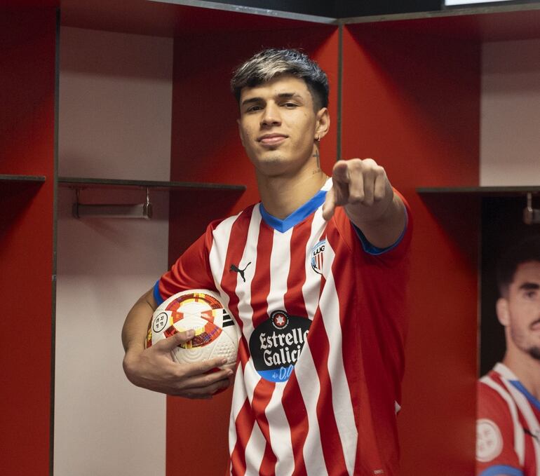 Fernando Lesme fue presentado ayer como nuevo jugador del CD Lugo de España. (Foto gentileza de 
@CDeportivoLugo)