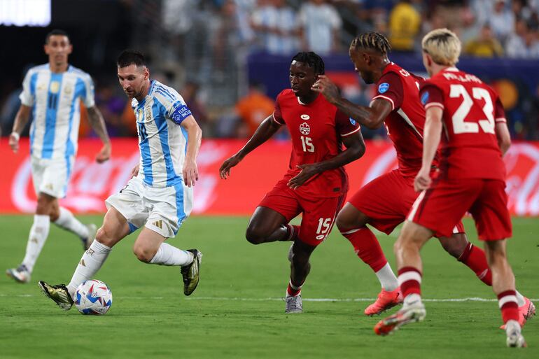 EAST RUTHERFORD, NEW JERSEY - JULY 09: Lionel Messi of Argentina drives the ball against Moïse Bombito of Canada during the CONMEBOL Copa America 2024 semifinal match between Canada and Argentina at MetLife Stadium on July 09, 2024 in East Rutherford, New Jersey.   Maddie Meyer/Getty Images/AFP (Photo by Maddie Meyer / GETTY IMAGES NORTH AMERICA / Getty Images via AFP)