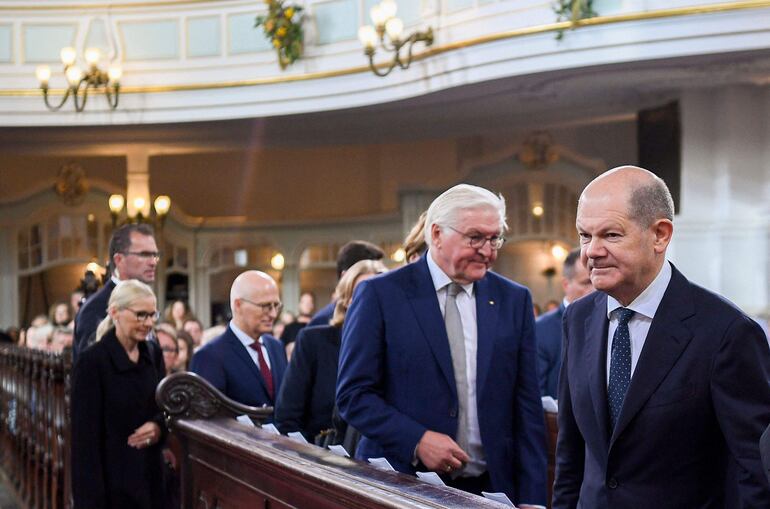 El canciller alemán Olaf Scholz (d) y el presidente de Alemania, Frank-Walter Steinmeier en la conmemoración del Día de la Unidad. (AFP)