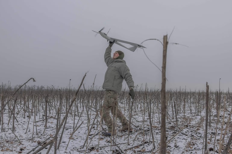 Un miembro ucraniano de un equipo de drones de la Brigada Azov (indicativo Sava, 21 años) lanza un dron de vigilancia hacia posiciones rusas, en dirección a Toretsk, en la región oriental de Donetsk, el 4 de febrero de 2025, en medio de la invasión rusa de Ucrania.