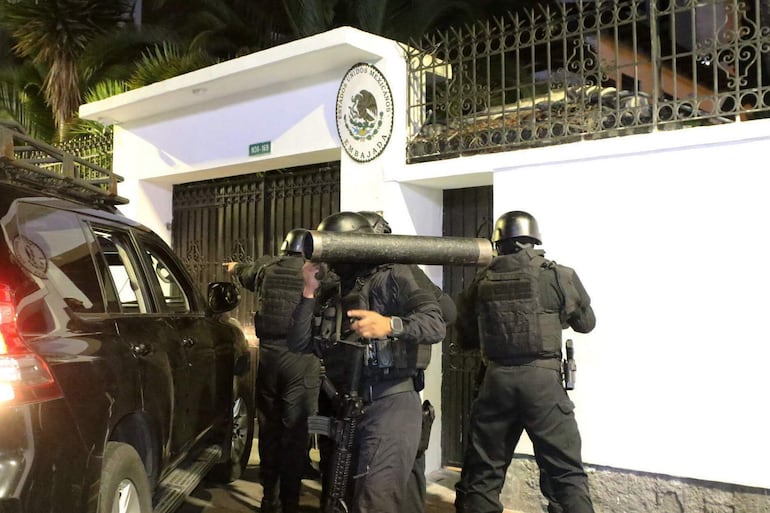 Policías ecuatorianos ingresando a la fuerza a la Embajada de México en Ecuador.