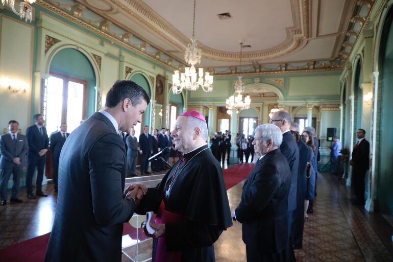 Santiago Peña (i) habla con el nuncio Eliseo Ariotti en el saludo del Cuerpo Diplomático, ayer en Palacio.