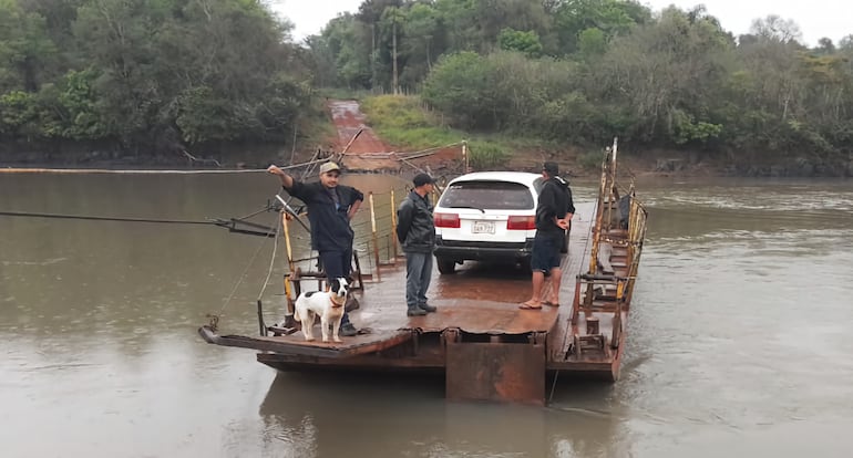 La balsa opera a unos 11 kilómetros de la ruta PY 02.