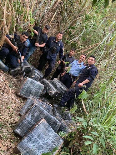 Policías incautan una tonelada de marihuana, pero se escapan 14 personas.