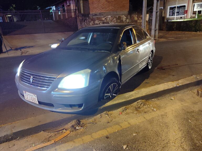 Así quedó el auto utilizado por los presuntos robacoches para huir de la Policía Nacional anoche. Tres personas fueron detenidas luego de que protagonizaran un choque, en medio de la persecución.