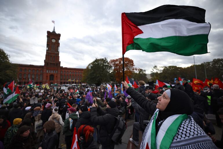 Berlin (Germany), 04/11/2023.- A protester waves a Palestinian flag during a protest in solidarity with Palestinians, in Berlin, Germany, 04 November 2023. The rally in the inner city of Berlin was held under the motto 'Free Palestine will not be cancelled!'. Thousands of Israelis and Palestinians have died since the militant group Hamas launched an unprecedented attack on Israel from the Gaza Strip on 07 October, and the Israeli strikes on the Palestinian enclave which followed it. (Protestas, Alemania) EFE/EPA/CLEMENS BILAN
