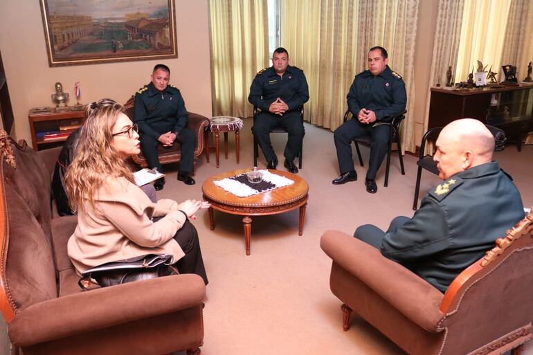 La fiscala Sonia Sanguinés se reunió con autoridades militares.