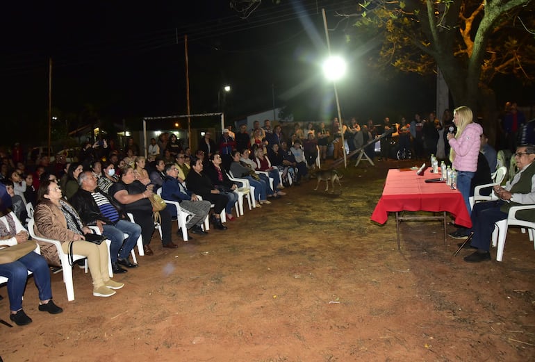 Ciudadanos de Lambaré acudieron a la reunión interesados en sabe qué pasará con el proyecto de un Parque de la Salud.