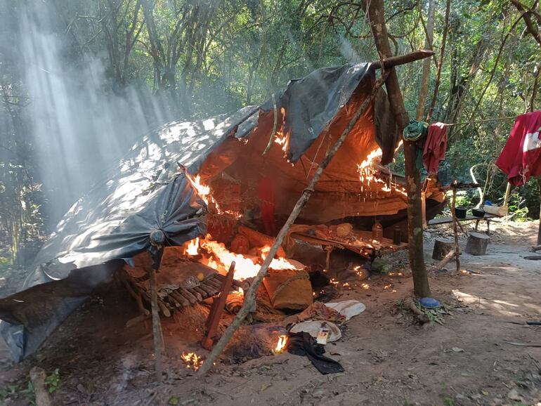 Los intervinientes procedieron a incinerar todos los elementos hallados, según el reporte. 