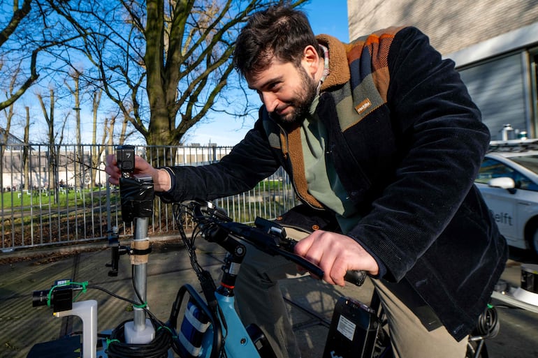 Denniz Goren en la Delft SenseBike.