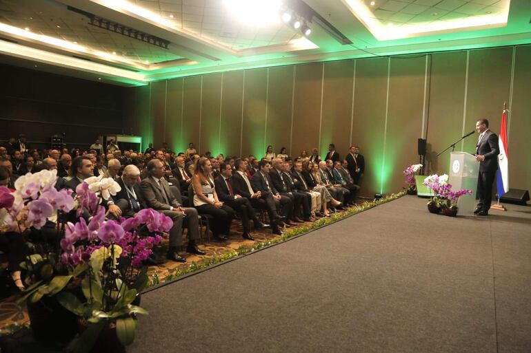 El ministro de Agricultura de Paraguay, Dr. Carlos Giménez, durante su discurso en la apertura del seminario internacional sobre salud animal que sigue este jueves en el Sheraton.