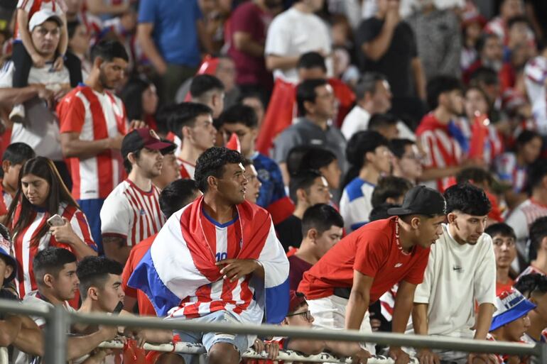 Los hinchas de Paraguay en la previa del partido frente a Argentina por las Eliminatorias Sudamericanas 2026 en el estadio Defensores del Chaco, en Asunción.