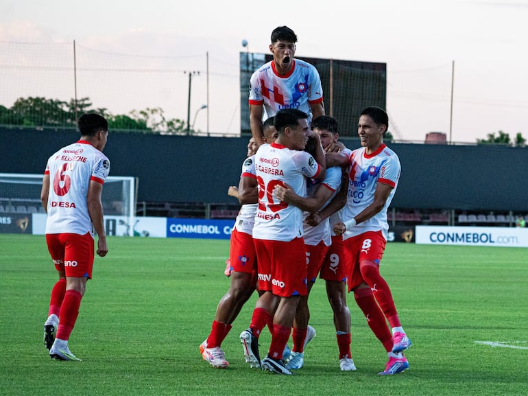 Los jugadores de Cerro Porteño celebran un gol en el partido frente a Independiente del Valle por la primera fecha del Grupo C de la Copa Libertadores Sub 20 en el estadio Gunther Vogel, en San Lorenzo, Paraguay.