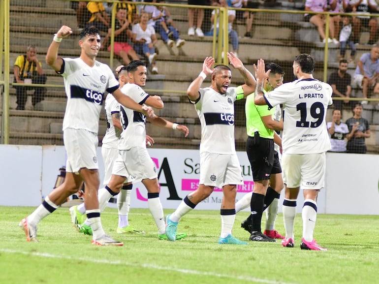 Kevin Parzajuk (16), futbolista de Olimpia, celebra un gol en el partido frente a Guaraní por la séptima fecha del torneo Apertura 2024 del fútbol paraguayo en el estadio Villa Alegre, en Encarnación.