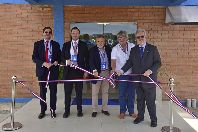 Ignacio Múñoz (segundo de izquierda a derecha), fundador y CEO de Molecor, encabezó la inauguración de la planta en Villeta.