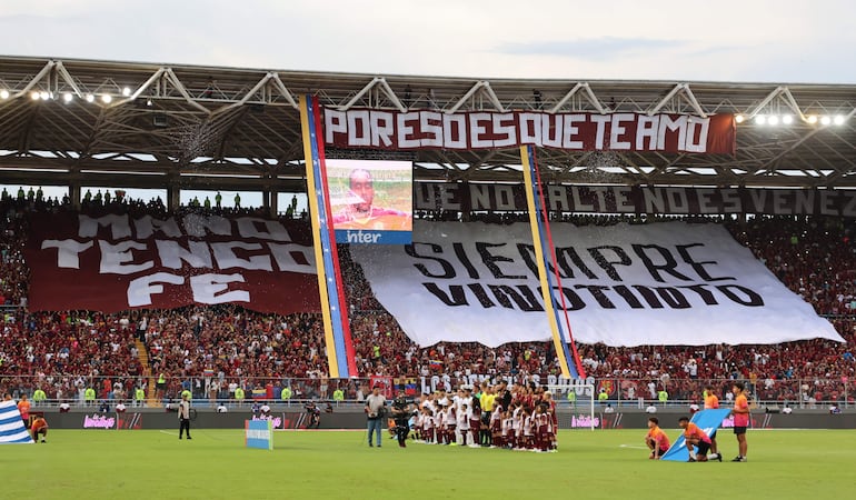 Los jugadores de Venezuela y de Uruguay forman en la previa del partido por las Eliminatorias Sudamericanas 2026 en el estadio Monumental, en Maturín, Venezuela.
