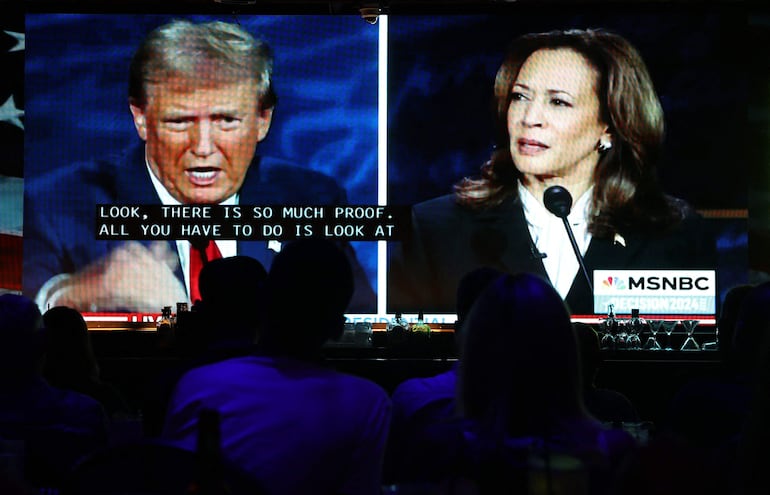 Los estadounidenses ven el primer debate entre Donald Trump y Kamala Harris.