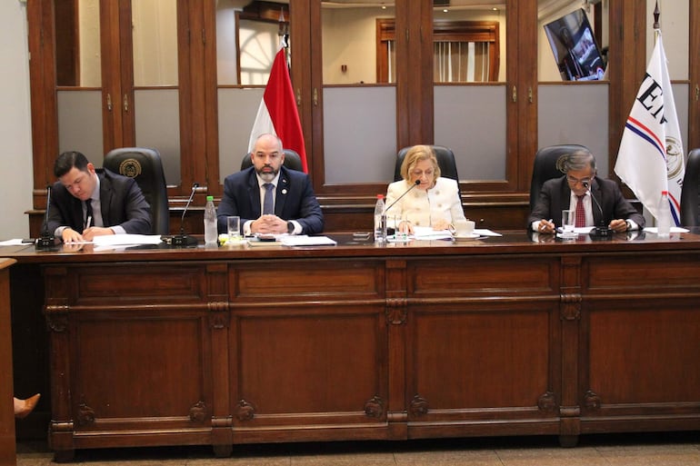 Diputados Alejandro Aguilera y Orlando Arévalo, la presidente del JEM Abg. Alicia Pucheta y el ministro de Corte Manuel Ramírez Candia, miembros del Jurado de Enjuiciamiento de Magistrados (JEM), presentes en la sesión.