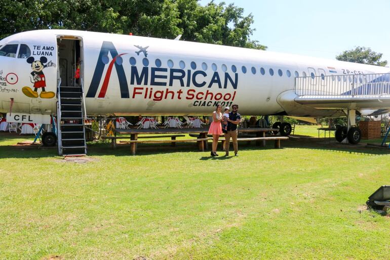 Las familias se toman fotografías de recuerdos con sus hijos frente al avión.