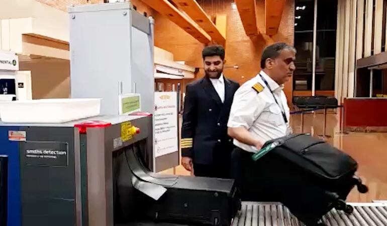 Momento en el que la tripulación del avión iraní ingresa al aeropuerto Guaraní, en MInga Guazú.