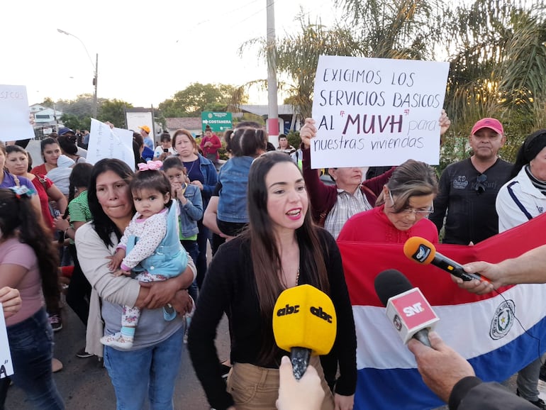 Beneficiarios de las viviendas sociales cerraron  la cabecera del puente de Villa Paso de Pilar.