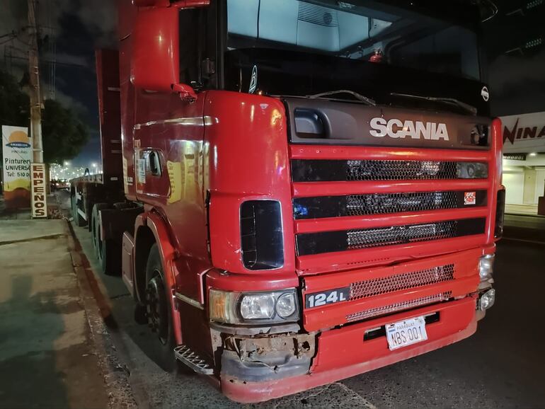 Este camión fue uno de los vehículos involucrados en el accidente de tránsito.