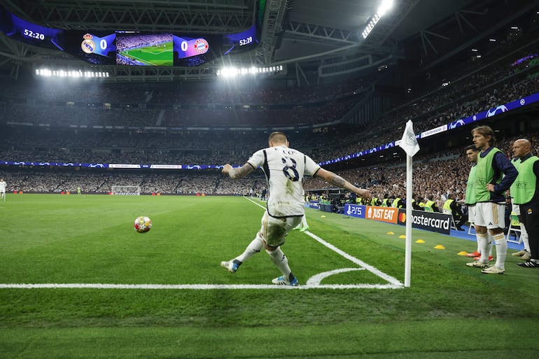 MADRID, 08/05/2024.- El centrocampista alemán del Real Madrid, Toni Kroos, ejecuta un lanzamiento de esquina durante el encuentro correspondiente a la vuelta de las semifinales de la Liga de Campeones que disputan hoy miércoles Real Madrid y Bayern de Munich en el estadio Santiago Bernabéu, en Madrid. EFE / Juanjo Martín.
