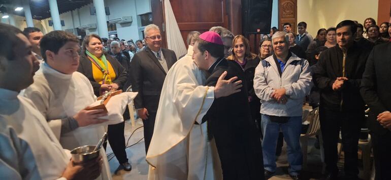 Efusivo abrazo entre el párroco de Villa Elisa, presbítero Oscar González y el nuncio apostólico, monseñor Vincenzo Turturro. El intendente, Sergio Estigarribia, le entregó la llave de la ciudad.