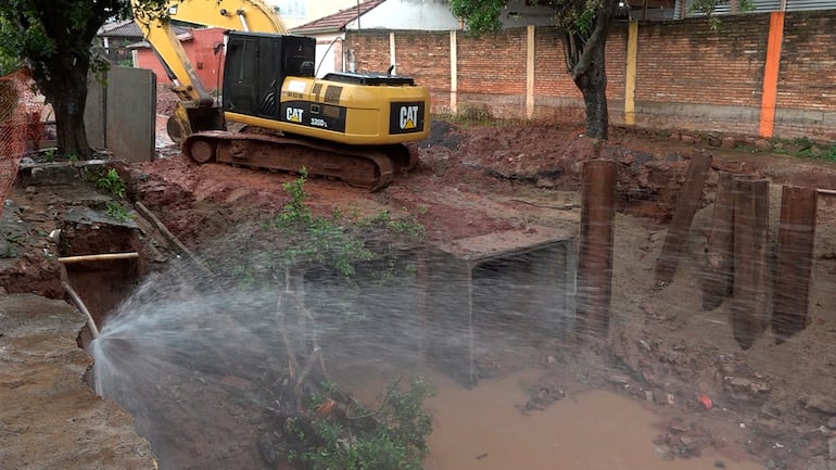 Zona de obras de desagüe pluvial en el barrio San Pablo. Los vecinos están preocupados porque avanzan lento y los agujeros son un peligro, principalmente cuando llueve.