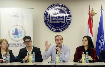 El Dr. Tomás Mateo Balmelli (centro) destacó la organización del Congreso Internacional de Estudiantes de Medicina “Conectando Mentes: Innovación y Tecnología”.