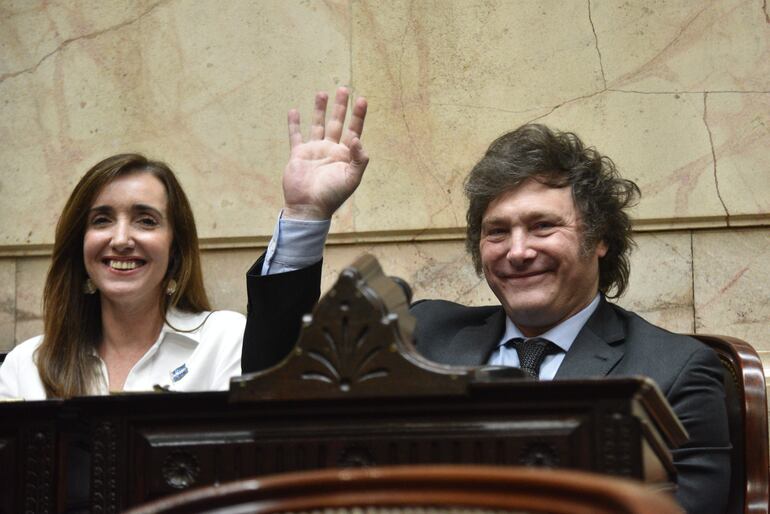 Fotografía cedida por el Congreso Argentina del presidente electo Javier Milei junto a su fórmula vicepresidencial Victoria Villarruel luego de que la Asamblea Legislativa de Argentina proclamara su victoria en la segunda vuelta electoral.