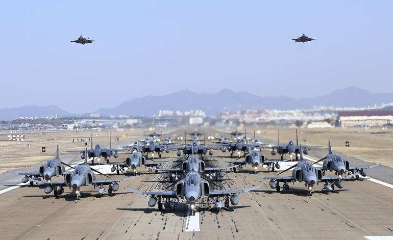 Aviones surcoreanos de combate en formación, este viernes en una base aérea en Suwon, Corea del Sur.