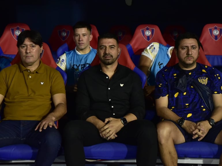 Julio César Cáceres (c), entrenador de Sportivo Luqueño, en el partido frente a Cerro Porteño por la tercera fecha del torneo Clausura 2024 del fútbol paraguayo en el estadio la Nueva Olla, en Asunción, Paraguay.