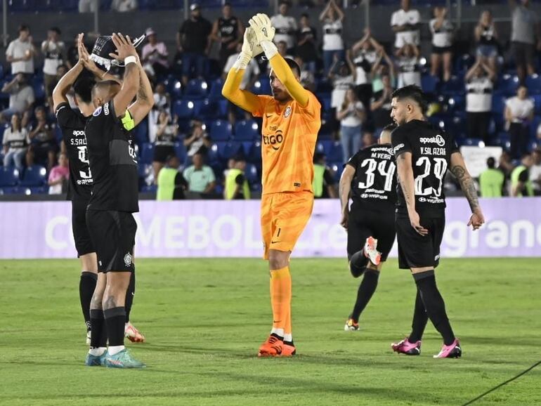 Los jugadores de Olimpia saludan a los hinchas en la previa al partido frente a Sportivo Ameliano por la Fase Preliminar de la Copa Sudamericana 2024 en el estadio Defensores del Chaco, en Asunción.