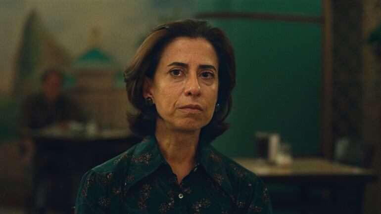 La actriz brasileña Fernanda Torres en una imagen de la película "Aún estoy aquí", nominada al Globo de Oro y firme candidata para los Óscar.