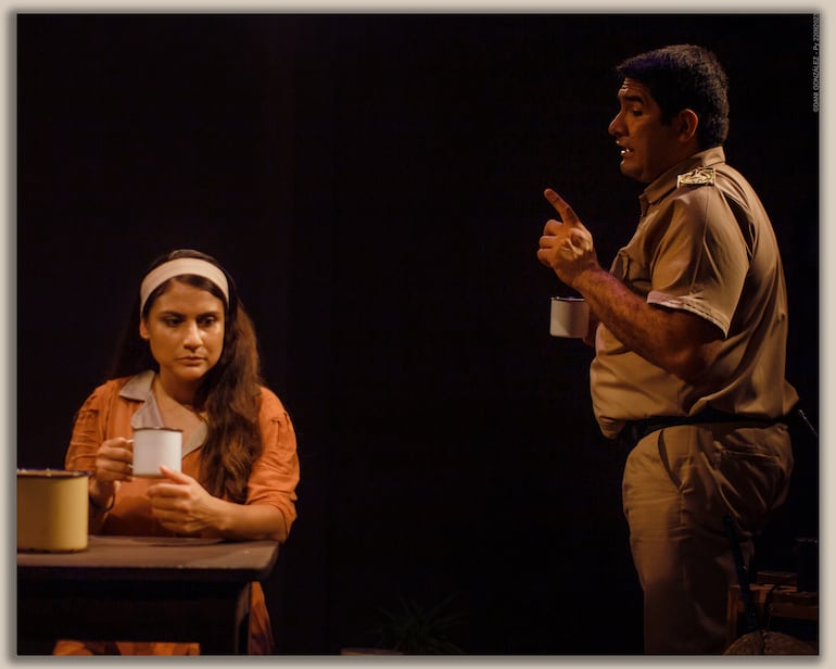 Gabriela Báez y Koki Delvalle interpretan ala maestra y el comisario en Añamemby. Fotografía de Dani González.