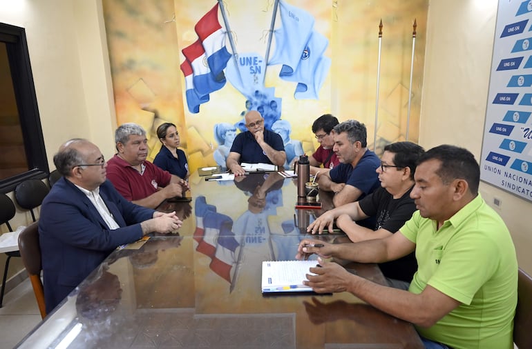 Gremios docentes se reunieron esta mañana en el local de la UNE - SN.