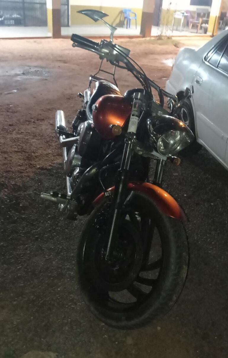 Moto incautada de los aprehendidos en Capiatá. (gentileza).