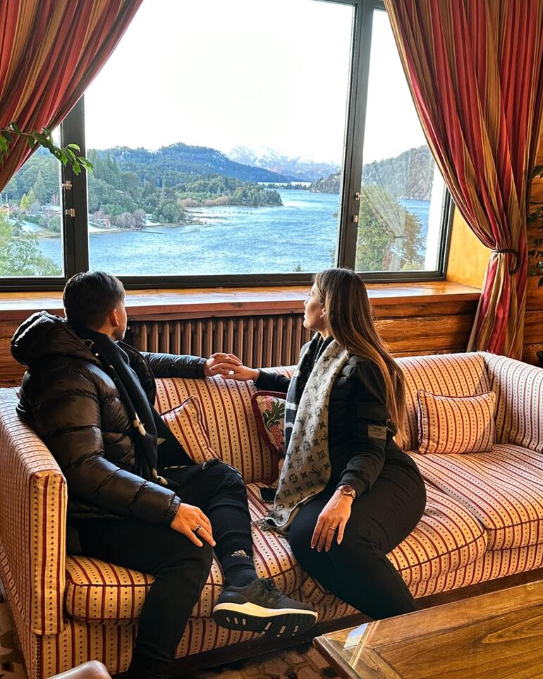 Óscar Romero y Jani González en el Llao Llao Resort, un lujoso hotel de 5 estrellas ubicado en Bariloche. (Instagram/Jani González)